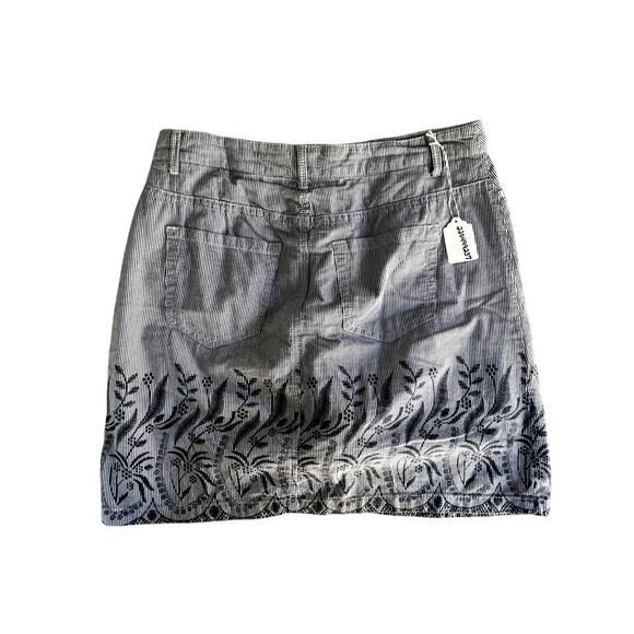 CROFT & BARROW, SIZE 4, BLUE AND WHITE STRIPED SKORT, FLORAL - Picture 2 of 5